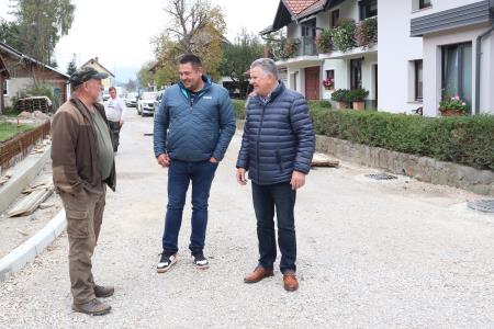 ASFALTIRANJE DOLENJE JEZERO 01 FOTO LJUBO VUKELIČ